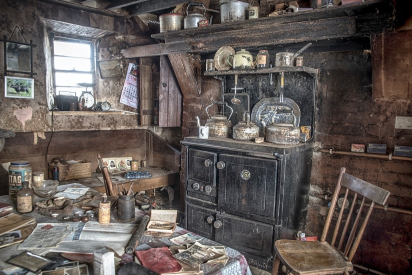 Looks like the farmhouse in Ireland, which has retained the atmosphere of a century ago Looks like the farmhouse in Ireland, which has retained the atmosphere of a century ago