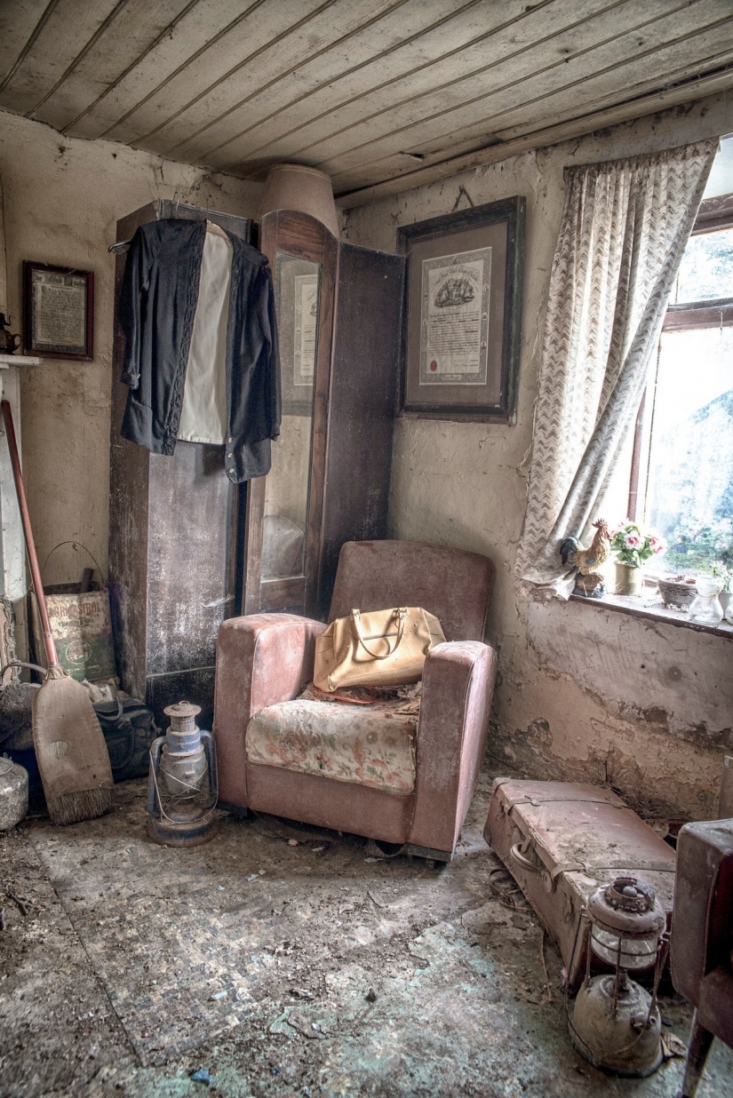 Looks like the farmhouse in Ireland, which has retained the atmosphere of a century ago Looks like the farmhouse in Ireland, which has retained the atmosphere of a century ago