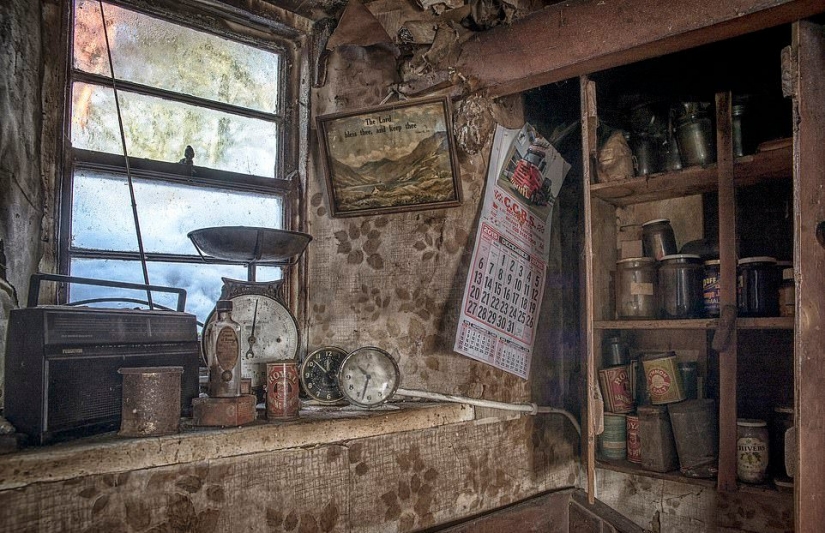 Looks like the farmhouse in Ireland, which has retained the atmosphere of a century ago Looks like the farmhouse in Ireland, which has retained the atmosphere of a century ago