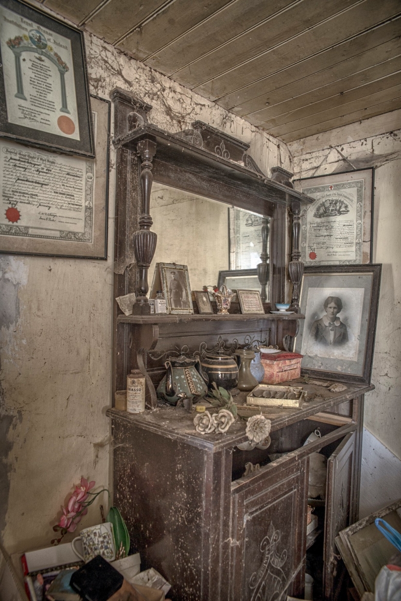 Looks like the farmhouse in Ireland, which has retained the atmosphere of a century ago Looks like the farmhouse in Ireland, which has retained the atmosphere of a century ago