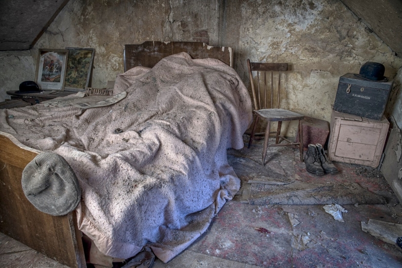 Looks like the farmhouse in Ireland, which has retained the atmosphere of a century ago Looks like the farmhouse in Ireland, which has retained the atmosphere of a century ago