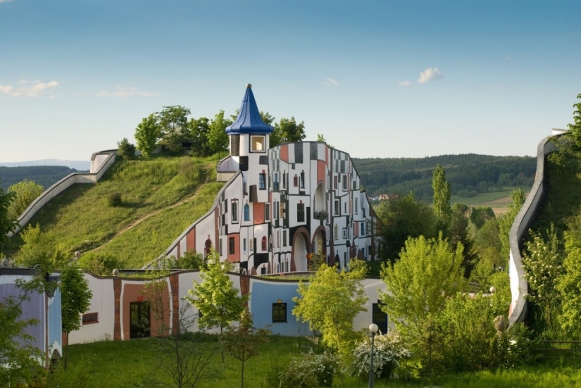 Los arquitectos de estas casas han demostrado que en el jardín se puede romper hasta en el techo