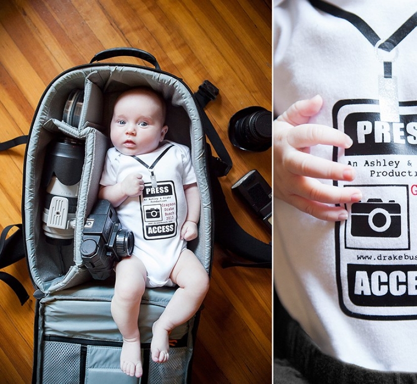 Los fotógrafos toman fotos de sus pequeños niños en bolsas de fotos
