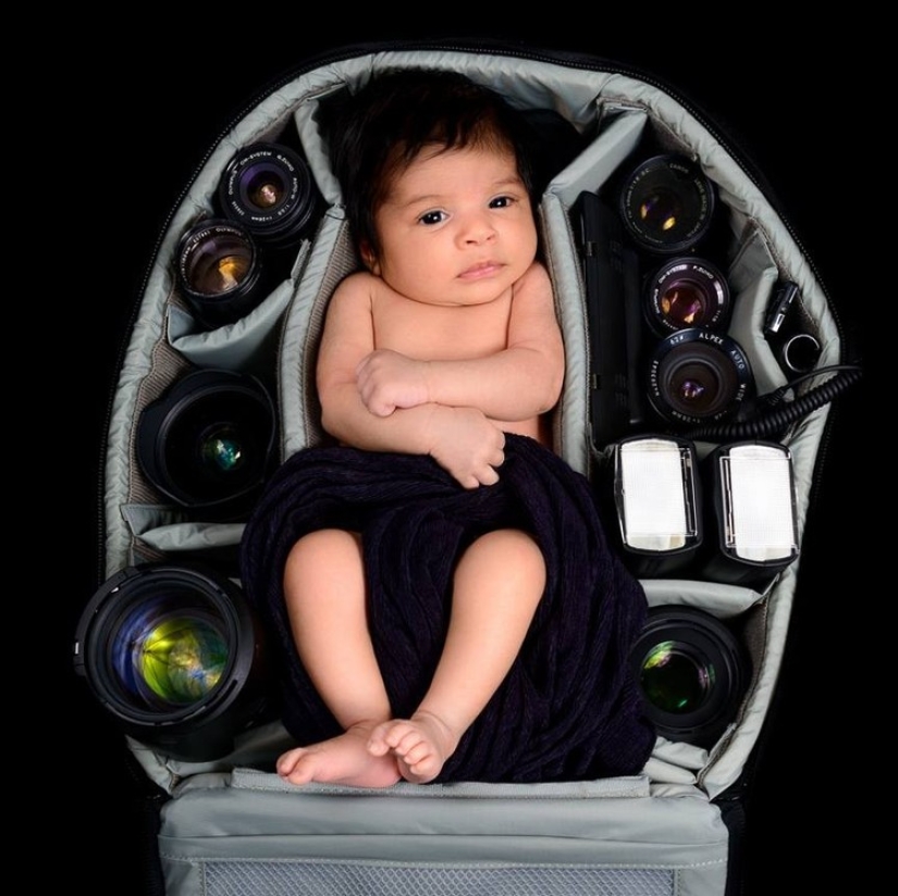 Los fotógrafos toman fotos de sus pequeños niños en bolsas de fotos