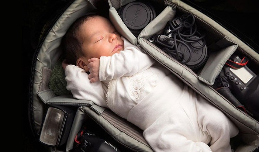 Los fotógrafos toman fotos de sus pequeños niños en bolsas de fotos