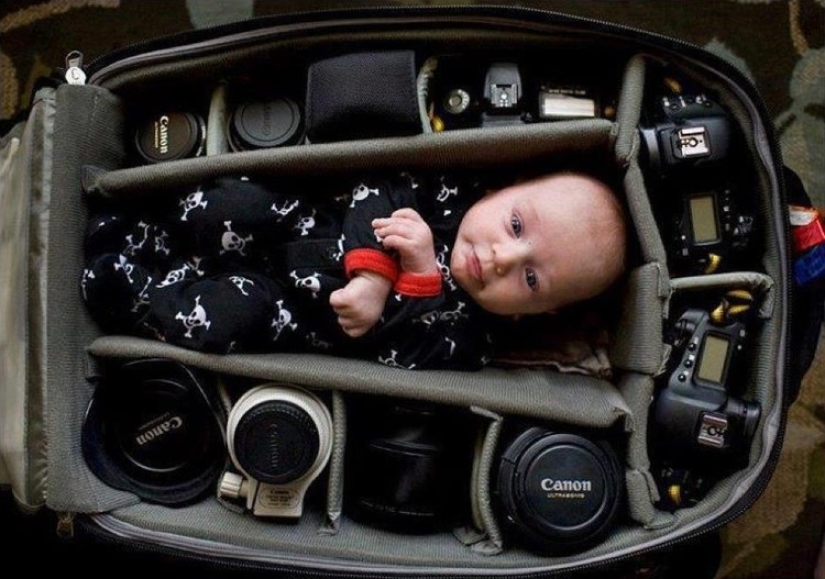 Los fotógrafos toman fotos de sus pequeños niños en bolsas de fotos