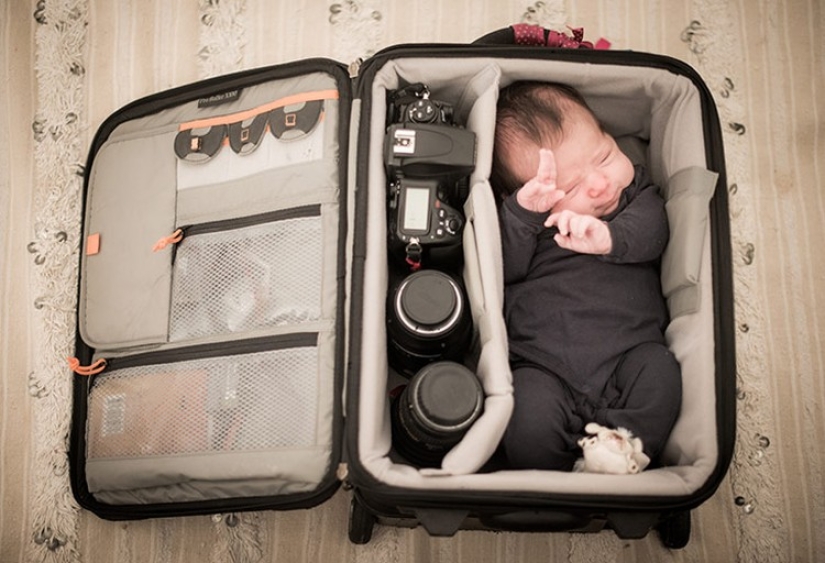 Los fotógrafos toman fotos de sus pequeños niños en bolsas de fotos