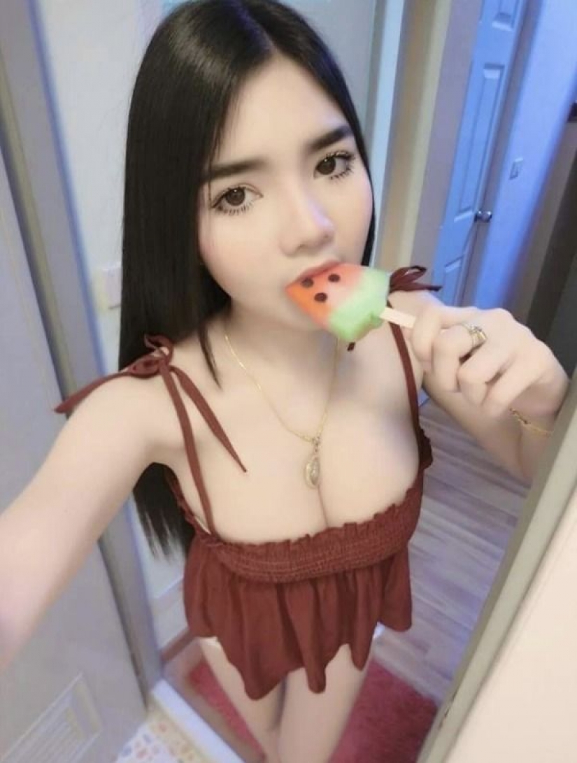 Los hombres están locos por el cuerpo de esta chica, pero tienen miedo de mirar su cara