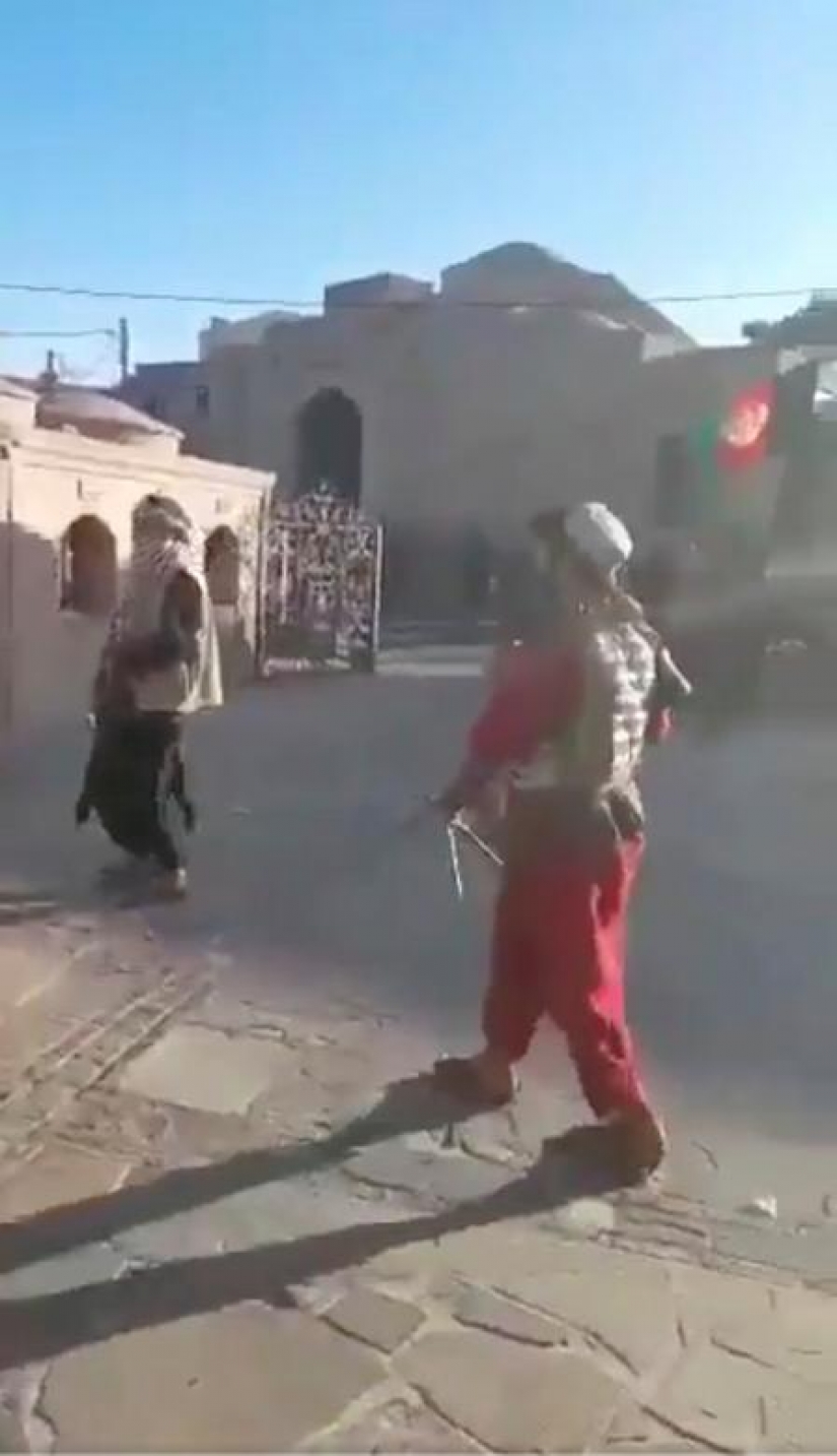 Los talibanes ingresan a la capital afgana después de una ofensiva relámpago Los talibanes ingresan a la capital afgana después de una ofensiva relámpago