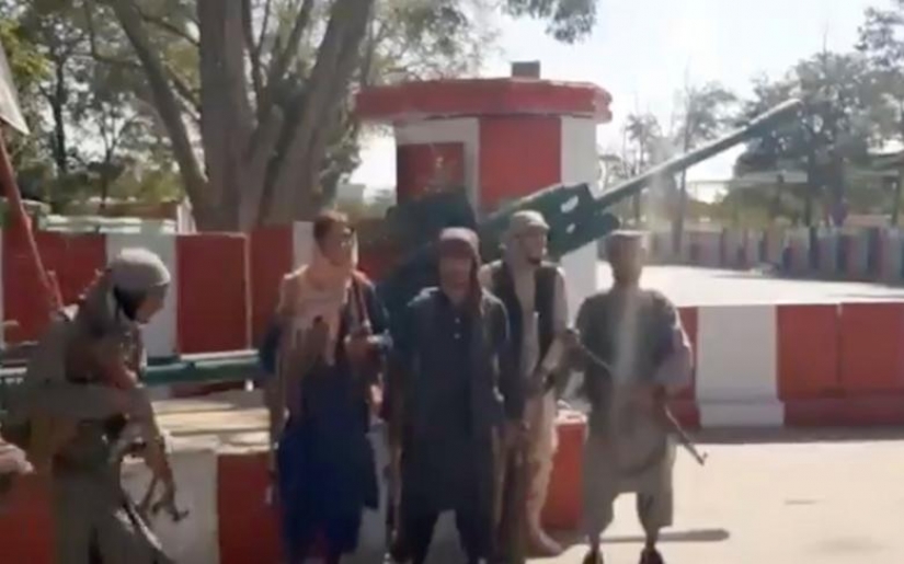 Los talibanes ingresan a la capital afgana después de una ofensiva relámpago Los talibanes ingresan a la capital afgana después de una ofensiva relámpago