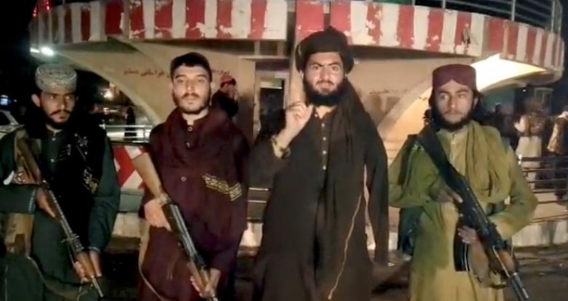 Los talibanes ingresan a la capital afgana después de una ofensiva relámpago Los talibanes ingresan a la capital afgana después de una ofensiva relámpago