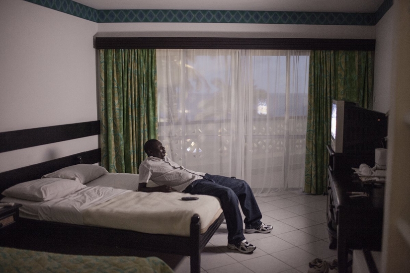 "Love! She's not here!": Female sex tourism in Kenya