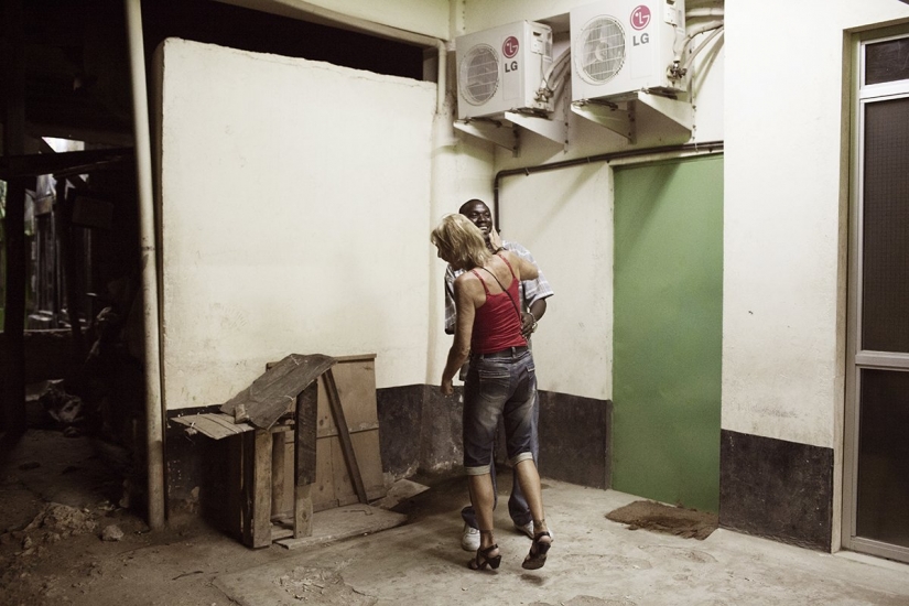 "Love! She's not here!": Female sex tourism in Kenya