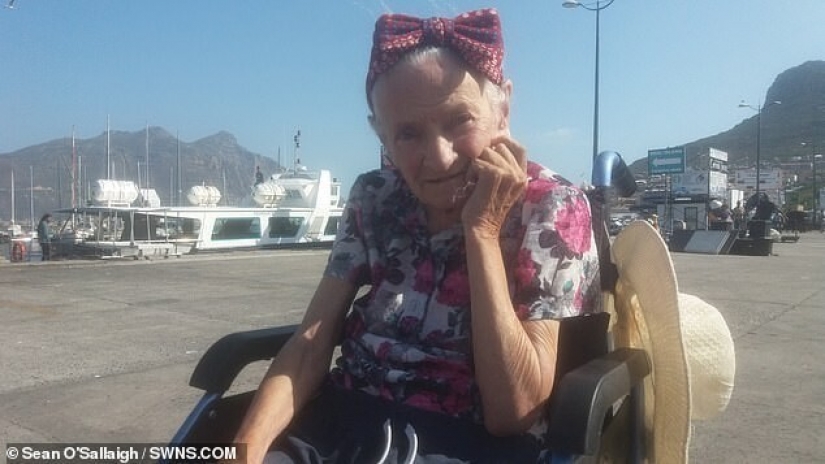 Loving son arranged a round-the-world trip for a mother with Alzheimer's disease Loving son arranged a round-the-world trip for a mother with Alzheimer's disease