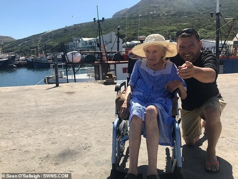 Loving son arranged a round-the-world trip for a mother with Alzheimer's disease Loving son arranged a round-the-world trip for a mother with Alzheimer's disease
