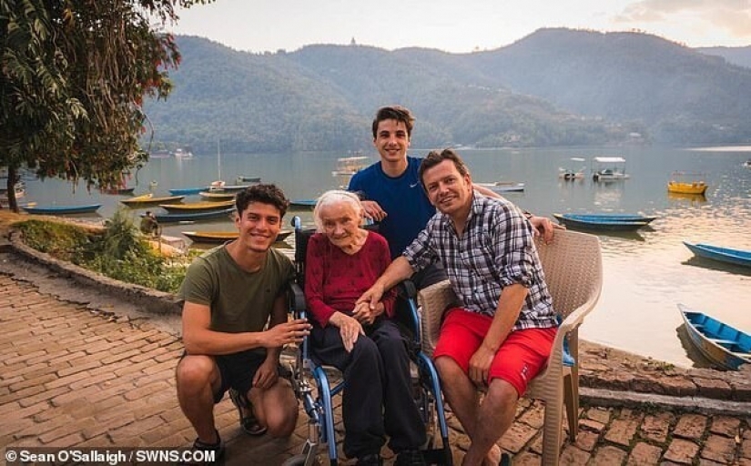 Loving son arranged a round-the-world trip for a mother with Alzheimer's disease Loving son arranged a round-the-world trip for a mother with Alzheimer's disease
