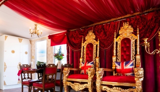 Luxury on wheels: in England you can spend an unforgettable night at the Royal van with a gold toilet