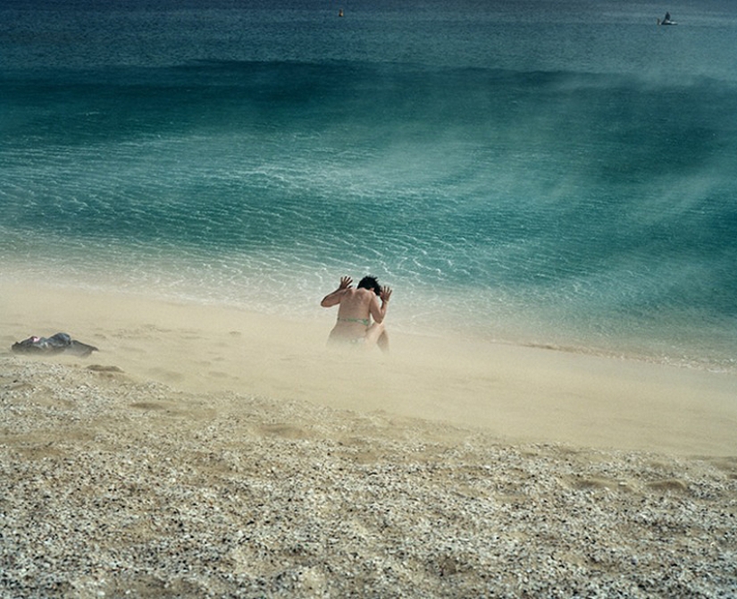 Maho beach: Extrema de descanso bajo el ala del avión Maho beach: Extrema de descanso bajo el ala del avión