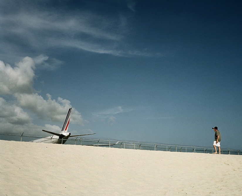 Maho beach: Extrema de descanso bajo el ala del avión Maho beach: Extrema de descanso bajo el ala del avión