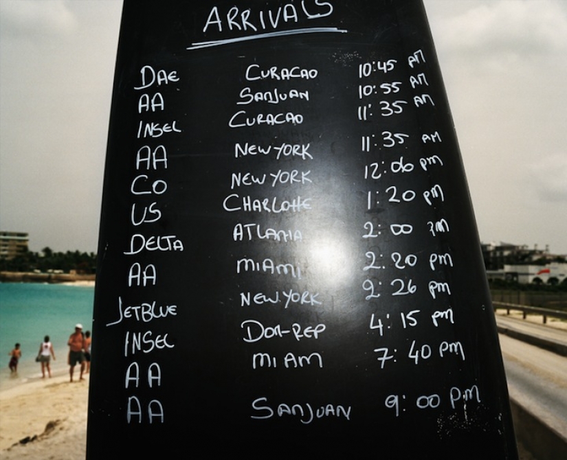 Maho beach: Extrema de descanso bajo el ala del avión Maho beach: Extrema de descanso bajo el ala del avión