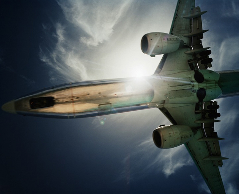 Maho beach: Extrema de descanso bajo el ala del avión Maho beach: Extrema de descanso bajo el ala del avión