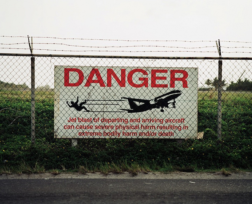 Maho beach: Extrema de descanso bajo el ala del avión Maho beach: Extrema de descanso bajo el ala del avión