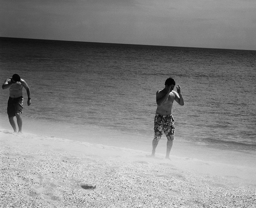 Maho beach: Extrema de descanso bajo el ala del avión Maho beach: Extrema de descanso bajo el ala del avión