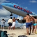 Maho beach: Extrema de descanso bajo el ala del avión Maho beach: Extrema de descanso bajo el ala del avión