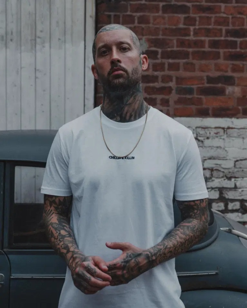 Mal ejemplo: a un hombre británico con tatuajes se le negó un trabajo como asistente docente en una escuela