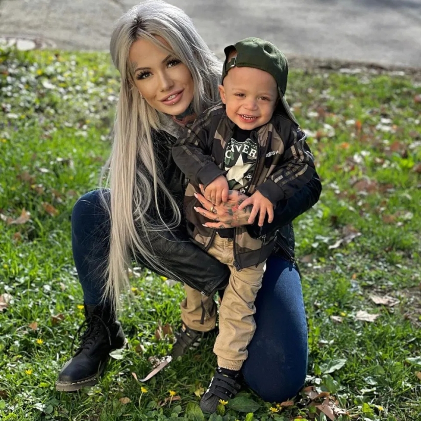 Mamá-cómica: Mujer alemana llenó todo su cuerpo de tatuajes con los superhéroes favoritos de su hijo Mamá-cómica: Mujer alemana llenó todo su cuerpo de tatuajes con los superhéroes favoritos de su hijo