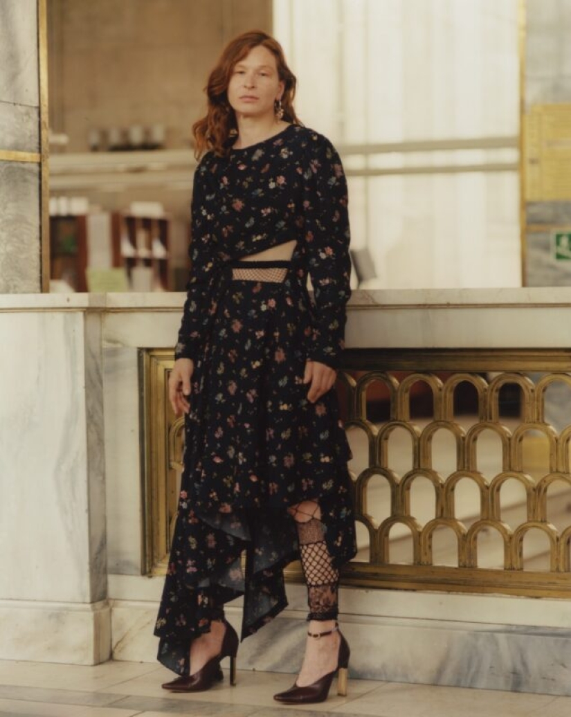 "Me considero un monstruo": una modelo inusual Nadia Lertulo, que trabaja en una obra de construcción "Me considero un monstruo": una modelo inusual Nadia Lertulo, que trabaja en una obra de construcción