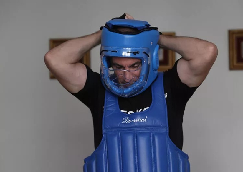 Me golpeó más duro! Cómo funciona un residente de Turquía como "almohada de azotes"