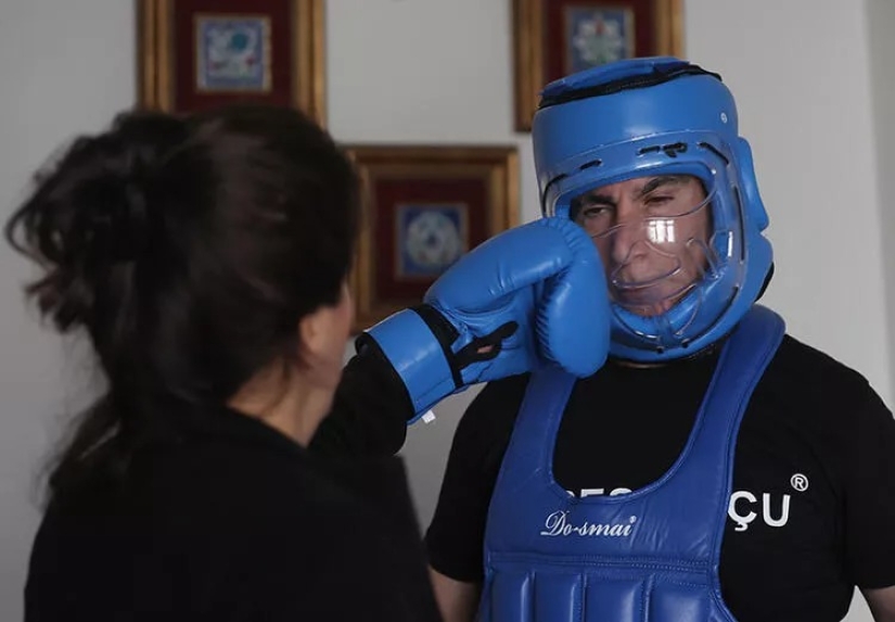 Me golpeó más duro! Cómo funciona un residente de Turquía como "almohada de azotes"