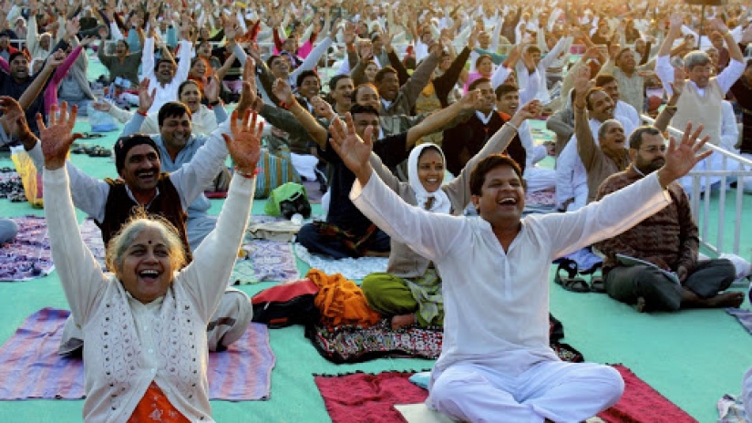 Médico de yoga indio ayuda a mejorar su salud y construir sus abdominales con la risa