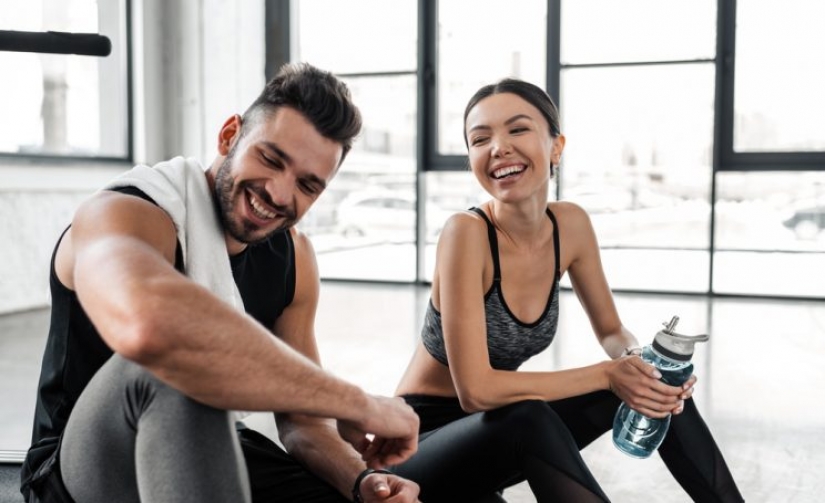 Médico de yoga indio ayuda a mejorar su salud y construir sus abdominales con la risa