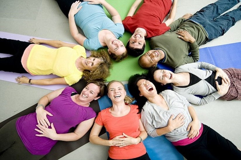 Médico de yoga indio ayuda a mejorar su salud y construir sus abdominales con la risa