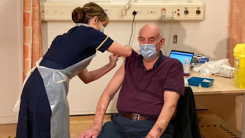 Meme about Harold, hide the pain, and used in the Swedish vaccination is