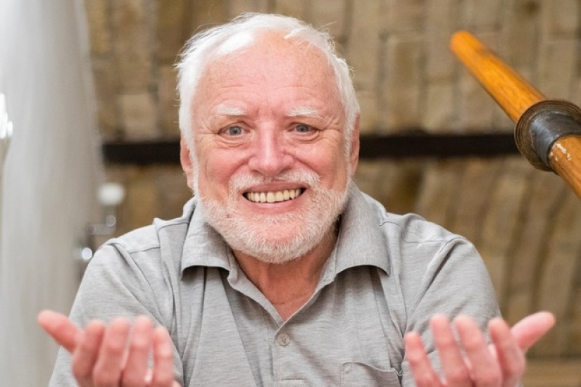 Meme about Harold, hide the pain, and used in the Swedish vaccination is