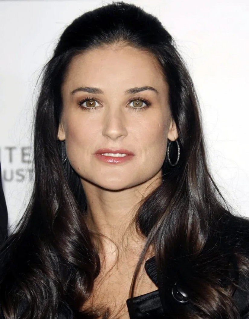 Mila Jovovich and 9 other celebrities with multicolored eyes