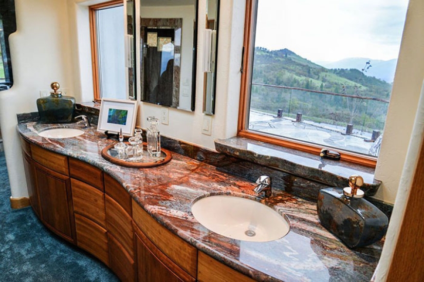 Modest at first glance, the house in Oregon looks like a wizard's palace inside Modest at first glance, the house in Oregon looks like a wizard's palace inside