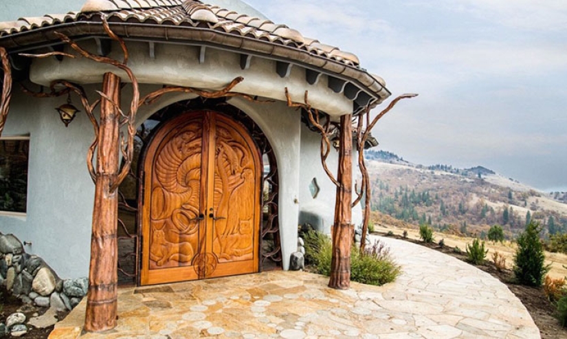 Modesta a primera vista, la casa en Oregón parece un palacio de magos en su interior