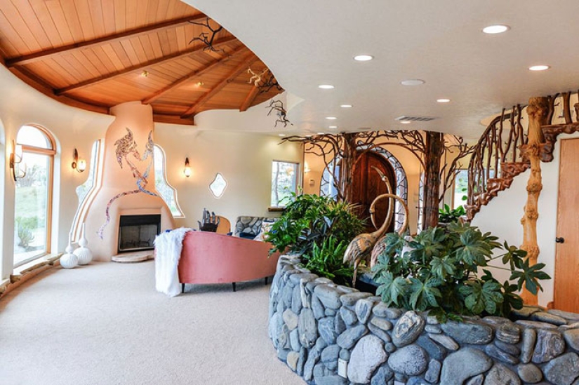 Modesta a primera vista, la casa en Oregón parece un palacio de magos en su interior