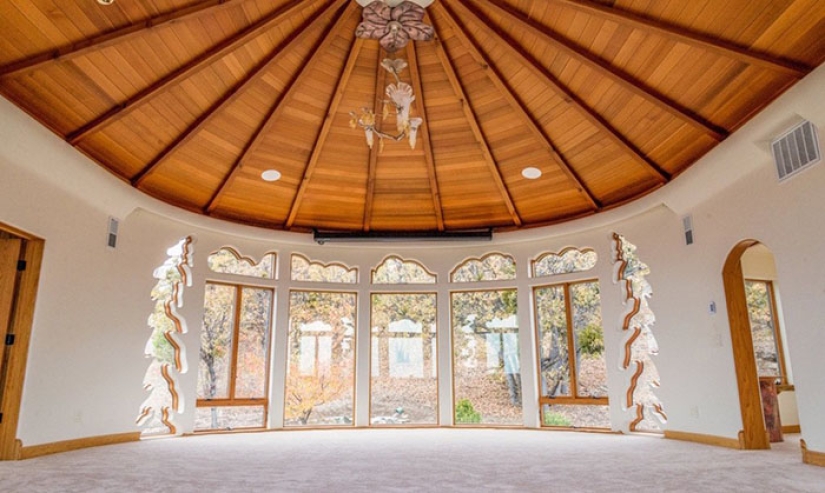 Modesta a primera vista, la casa en Oregón parece un palacio de magos en su interior