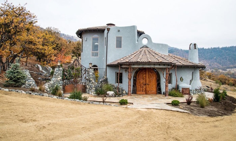 Modesta a primera vista, la casa en Oregón parece un palacio de magos en su interior