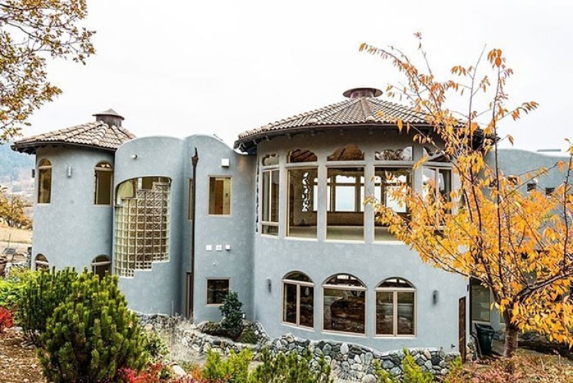 Modesta a primera vista, la casa en Oregón parece un palacio de magos en su interior