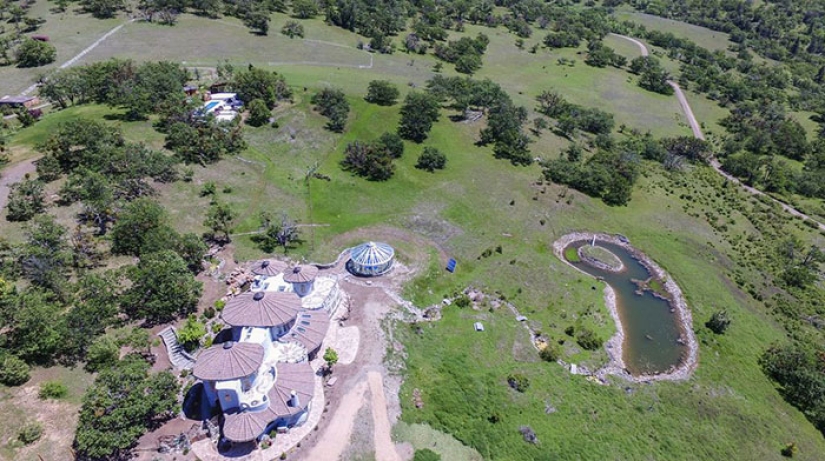 Modesta a primera vista, la casa en Oregón parece un palacio de magos en su interior