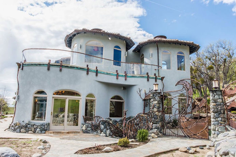 Modesta a primera vista, la casa en Oregón parece un palacio de magos en su interior