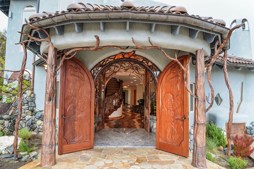 Modesta a primera vista, la casa en Oregón parece un palacio de magos en su interior