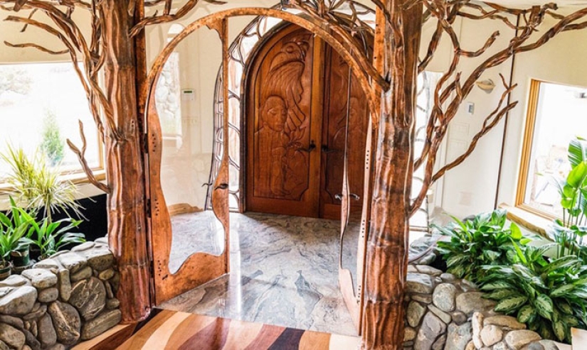 Modesta a primera vista, la casa en Oregón parece un palacio de magos en su interior