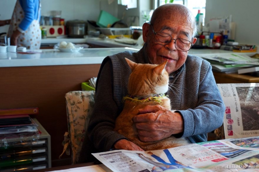 Mujer japonesa trajo a su abuelo de vuelta a la vida dándole un gatito